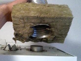 przegląd pieca Termet - skandaliczne osadzenie rury na króćcu spalinowym kotła